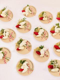 Martisor buchetel flori prezervate cu brosa - mai multe modele