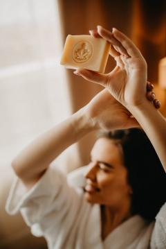 Sapun natural crema - Galbenele si unt de cacao