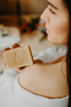 Sapun natural crema - Galbenele si unt de cacao