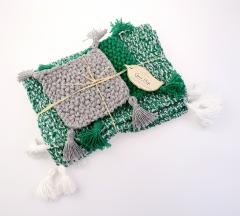 Set 2 suporturi pahare si 2 suporturi farfurii cu ciucuri, tricotate manual