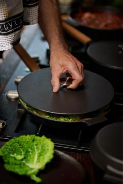 Tigaie de fonta cu capac - Saute pan with lid & wooden handle, cast iron, 2.2 L