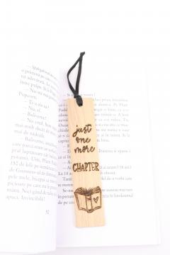 Semn de carte din lemn reciclat "Just one more chapter"