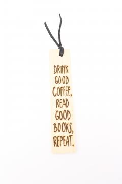 Semn de carte din lemn reciclat "Drink good coffee, read good books, repeat"