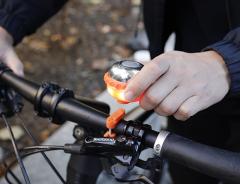 Clopotel si lanterna pentru bicicleta 2 in 1 - orange