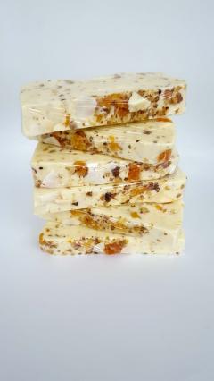 Ciocolata de casa alba cu nuci prajite si caise - Baton, 100g