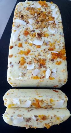 Ciocolata de casa alba cu nuci prajite si caise - Baton, 100g