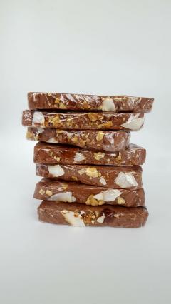 Ciocolata de casa neagra cu nuci prajite, alune de padure si stafide - Baton, 100g