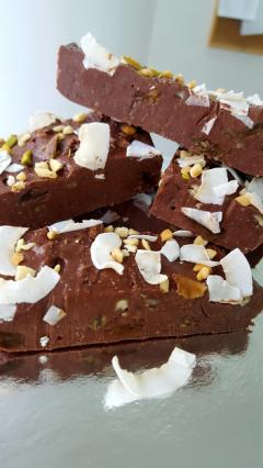 Ciocolata de casa neagra cu nuci prajite, alune de padure si stafide - Baton, 100g