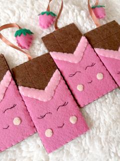 Semn de carte - Tableta de ciocolata cu zmeura, roz