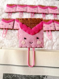 Semn de carte - Ciocolata cu zmeura, agrafa roz