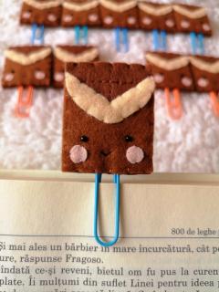 Semn de carte - Ciocolata cu lapte, agrafa albastra