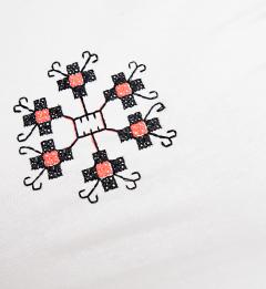 Tricou alb - Broderie fucsia neon si negru - Marimea S - Model 1