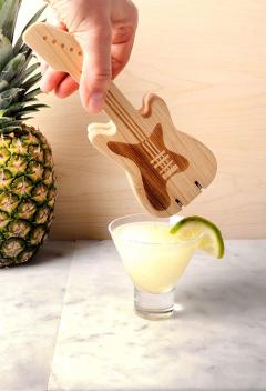 Storcator de fructe in forma de chitara