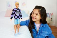 Papusa Barbie Fashionistas - Baiat Blond cu Bluza cu Imprimeu Geometric