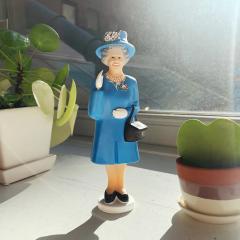 Figurina - Regina Marii Britanii cu palarie, albastru