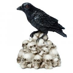 Decoratiune - Crow Standing on Pile of Skulls