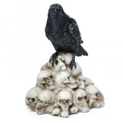 Decoratiune - Crow Standing on Pile of Skulls