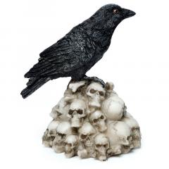Decoratiune - Crow Standing on Pile of Skulls