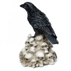 Decoratiune - Crow Standing on Pile of Skulls
