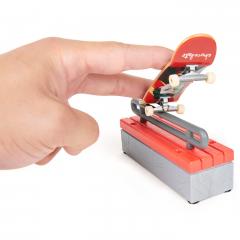 Jucarie interactiva Tech Deck - Fingerboard James cu obstacol