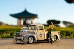 Set masinuta cu figurina  - Guile si Ford F-100 1956