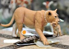 Figurina - Lioness with Cub