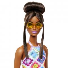 Papusa - Barbie Fashionistas - Satena cu ochelari de soare galbeni