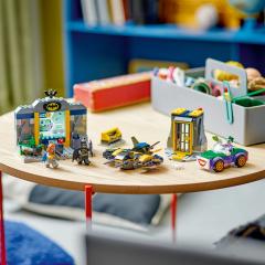 LEGO Batman - Batcave cu Batman, Batgirl si Joker (76272)