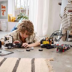 LEGO Technic - Camionul FMX si excavatorul electric EC230 de la Volvo(42175)