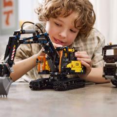 LEGO Technic - Camionul FMX si excavatorul electric EC230 de la Volvo(42175)
