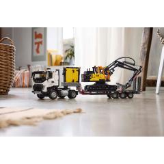 LEGO Technic - Camionul FMX si excavatorul electric EC230 de la Volvo(42175)