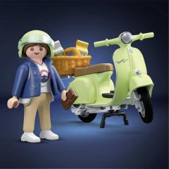 Figurina - Vespa verde cu o femeie