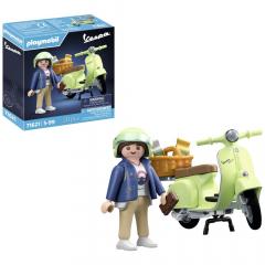 Figurina - Vespa verde cu o femeie