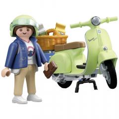 Figurina - Vespa verde cu o femeie