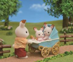 Set 2 figurine - Sylvanian Families - Iepurasi gemeni cu carucior