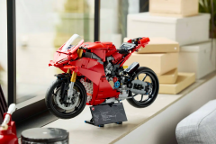 LEGO Technic - Ducati Panigale V4 S Motorcycle (42202)