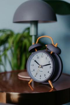 Ceas cu alarma retro - Fisura, gri si detalii galbene