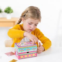 Set creativ DIY - Decoreaza propria cutie de bijuterii cu unicorni