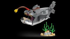 LEGO Creator - Rechin feroce cu un cufar de comori (31381)