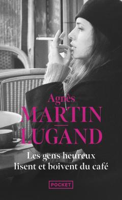 Les gens heureux lisent et boivent du cafe