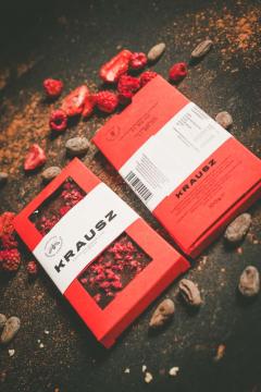 Ciocolata artizanala neagra 72% cu fructe de padure