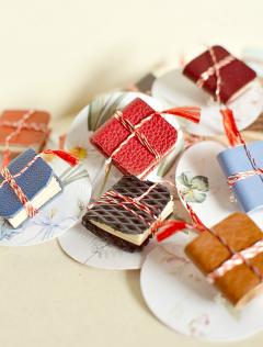 Martisoare carti piele - Modele diferite