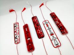 Martisor - Bratara Traditionala - Familie pe fundal rosu