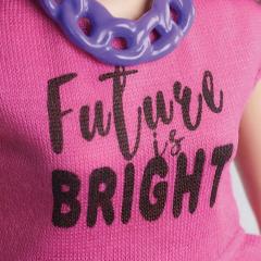 Papusa - Barbie cu tricou si pantaloni scurti rosi