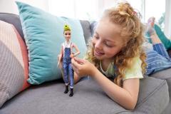 Papusa - Barbie Fashionistas - Cu salopeta si o coafura verde